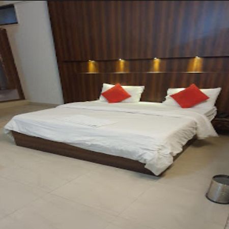 Hotel Pacific Grey By Wb Inn Лакхнау Экстерьер фото